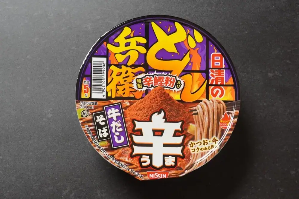 第1位:和風だし×激辛の衝撃!特製辛鰹粉が効いた「日清の辛どん兵衛」2種