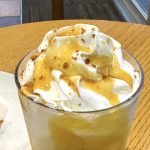 焼き芋風味のチップをトッピング