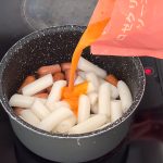 「ロゼクリームトッポギ」は小鍋でソーセージを軽く炒めたら、100mLの水を加え、解凍できたトックとソースを注ぎます