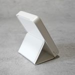 裏側のボードを折り畳んで先端を溝にはさむとスマホスタンドに変形