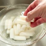 「ロゼクリームトッポギ」のトックは水につけながら、くっついているのを分離