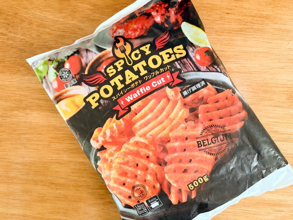皮付きジャガイモを格子状にカットして、ちょっとピリ辛に仕上げたのが「スパイシーポテトワッフルカット」