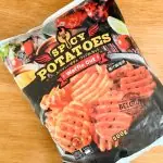 皮付きジャガイモを格子状にカットして、ちょっとピリ辛に仕上げたのが「スパイシーポテトワッフルカット」