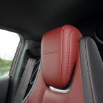 シートは本革とプライムスムースのコンビで、カラーは専用のボルドー×ブラック