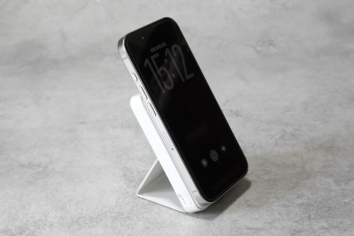 充電しないときでもスマホスタンドとして使えます