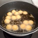 調理方法はいたって簡単で、凍ったまま約4分間揚げるだけ！