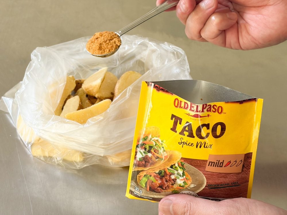 「フライドポテトナチュラルウェッジ」を普通に食したのではあまりに平凡なので、海外ではよく知られたレシピにアレンジ調理してみます