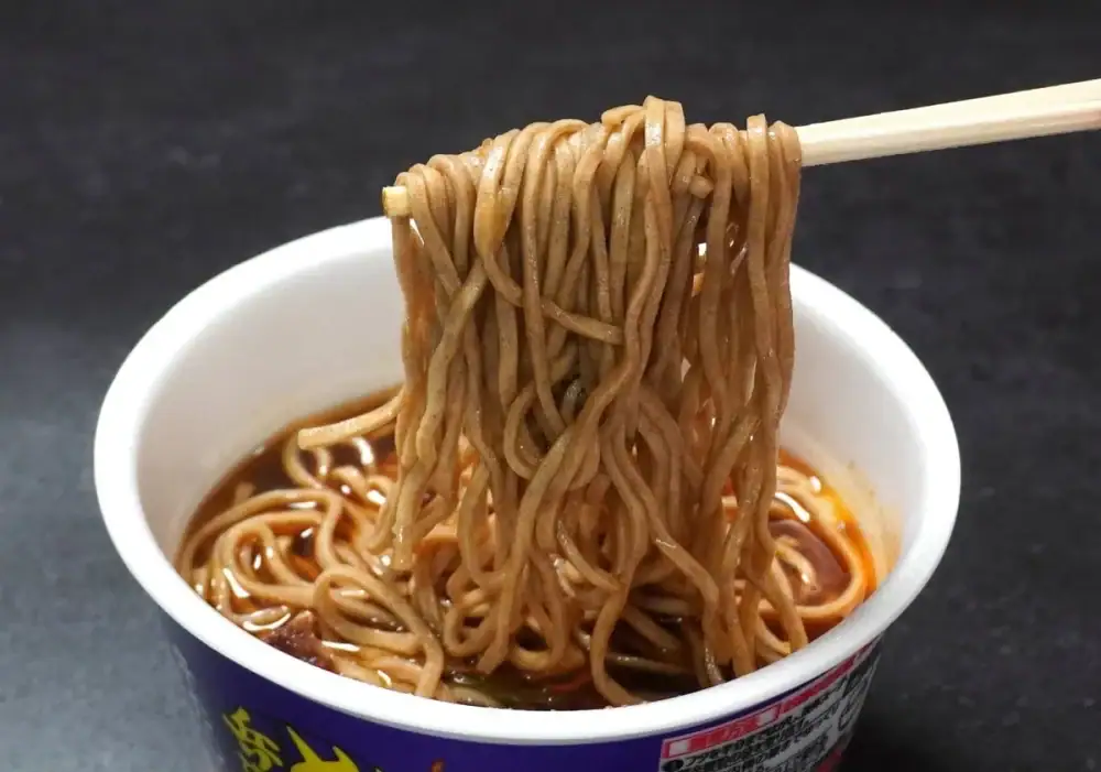 第1位:和風だし×激辛の衝撃!特製辛鰹粉が効いた「日清の辛どん兵衛」2種
