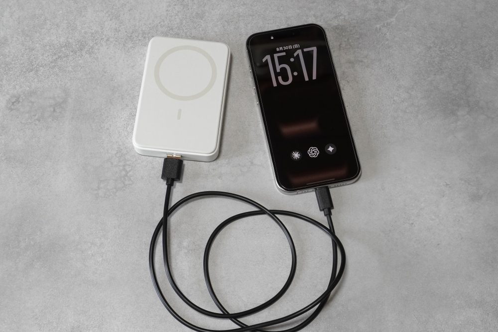 USB-Aポートでスマホに充電できます