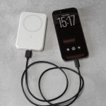 USB-Aポートでスマホに充電できます
