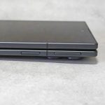 電源ボタンと音量ボタンは右側に