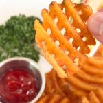 ビジュとしても圧倒的な存在感ですが、この食感といい味といい、「スパイシーポテトワッフルカット」は別格