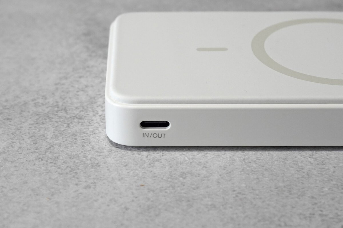 USB-Cポートはバッテリー本体への充電とスマホなどへの給電が可能