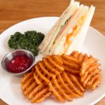 サンドウィッチのサイドメニューとして盛り付けてみても、やはり「スパイシーポテトワッフルカット」が完全にメインを食っちゃいますね