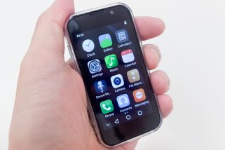 【激安スマホレビュー】その名も「18 Pro」!? 4,463円で本当に使える？超コンパクトスマホを試してみた