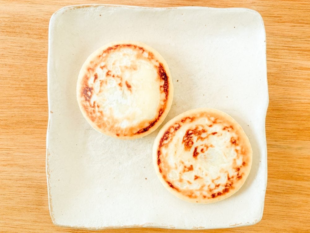 「黒糖とピーナッツの素朴なソース」のホットクはすでに焼き上がった状態で冷凍されているので、手軽にレンチンでいただくこともできる