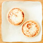 「黒糖とピーナッツの素朴なソース」のホットクはすでに焼き上がった状態で冷凍されているので、手軽にレンチンでいただくこともできる