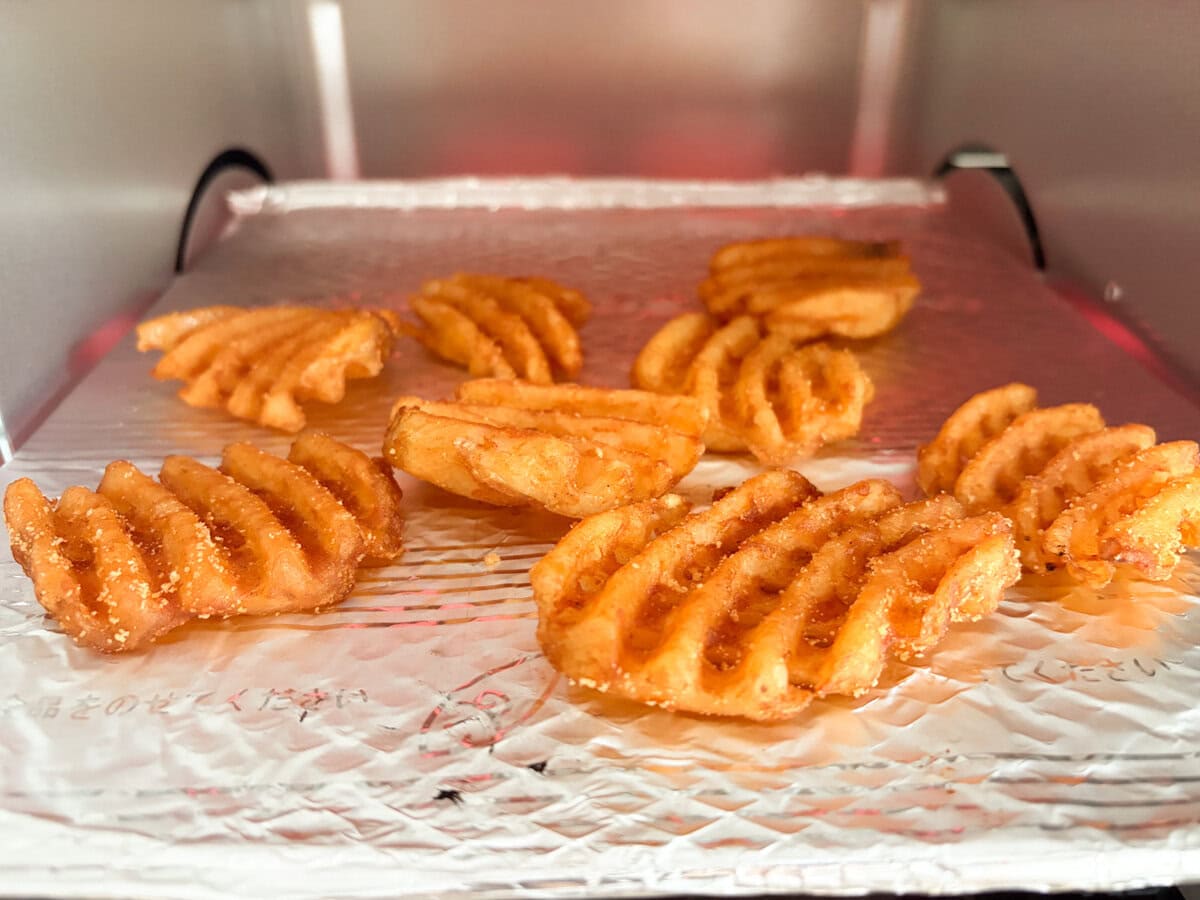 「スパイシーポテトワッフルカット」は油で揚げず、オーブントースターでの調理も可能