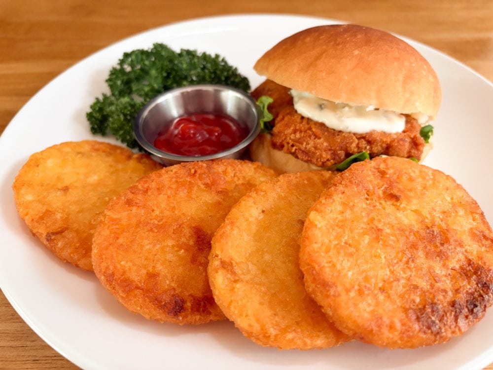 チキンカツバーガーのサイドメニューとして盛り付けてみましたが、「ハッシュブラウン」1枚でも、メイン具材のチキンカツより大きい！
