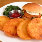 チキンカツバーガーのサイドメニューとして盛り付けてみましたが、「ハッシュブラウン」1枚でも、メイン具材のチキンカツより大きい！