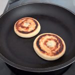 ちょっと香ばしい焼き上がり感も楽しみたかったので、フライパンで追い焼きして温めました