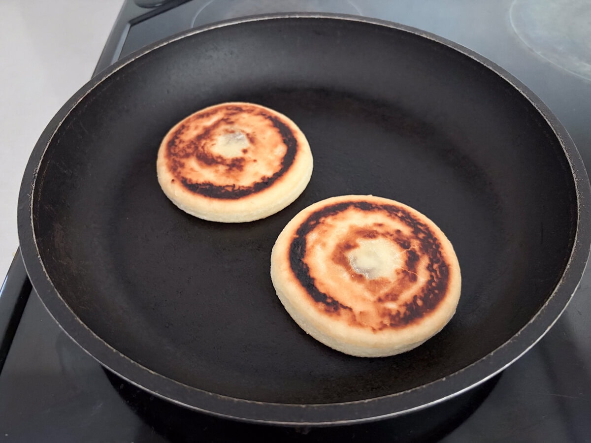 ちょっと香ばしい焼き上がり感も楽しみたかったので、フライパンで追い焼きして温めました