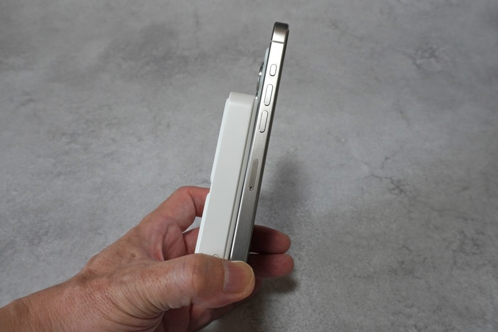 マグネットでケーブルレスで充電可能