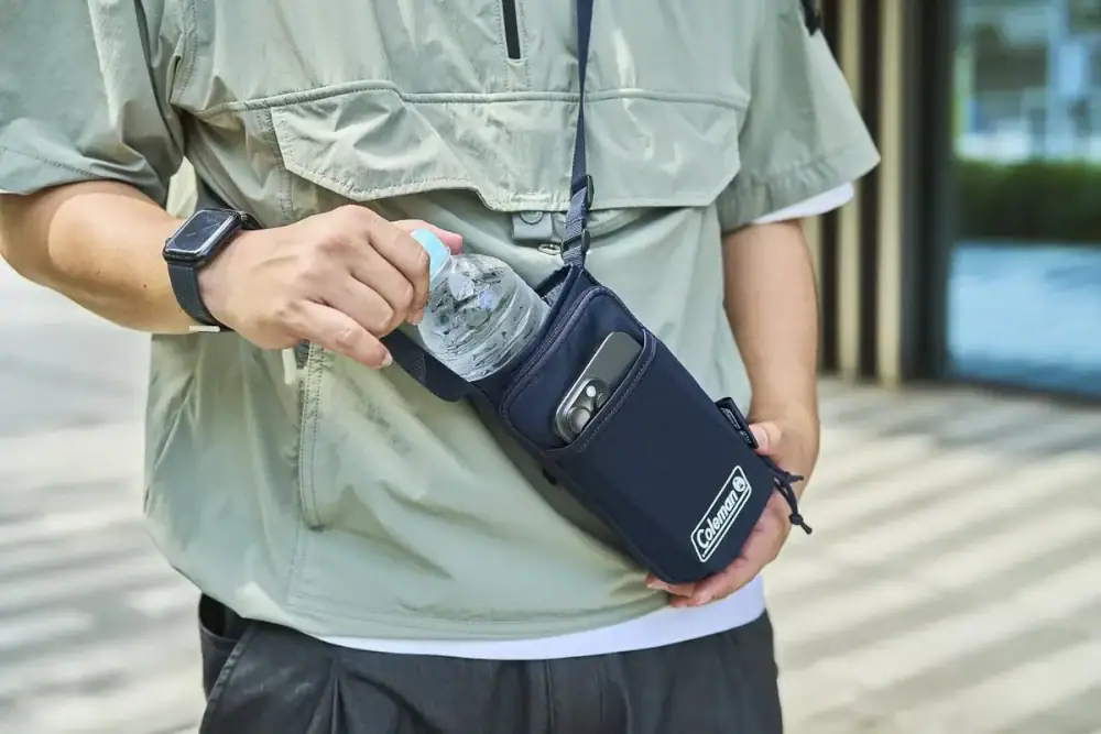 第2位 【付録の常識超え】コールマン「財布一体型ボトルショルダー」が最高だった!猛暑の手ぶら外出を制す『MonoMax8月号増刊』付録の実力をスタイリストが徹底レポ