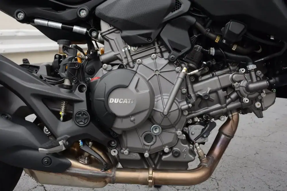 第2位:【ドゥカティ】400ccサイズに890ccエンジン!反則級の「モンスター+」