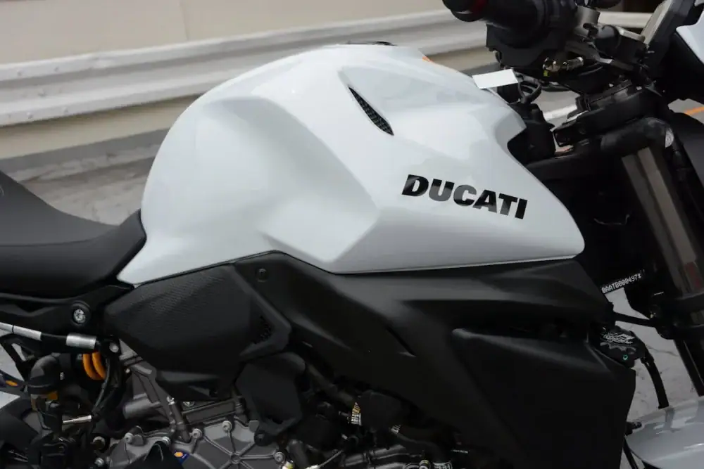 第2位:【ドゥカティ】400ccサイズに890ccエンジン!反則級の「モンスター+」