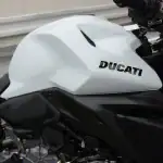 第2位：【ドゥカティ】400ccサイズに890ccエンジン！反則級の「モンスター＋」
