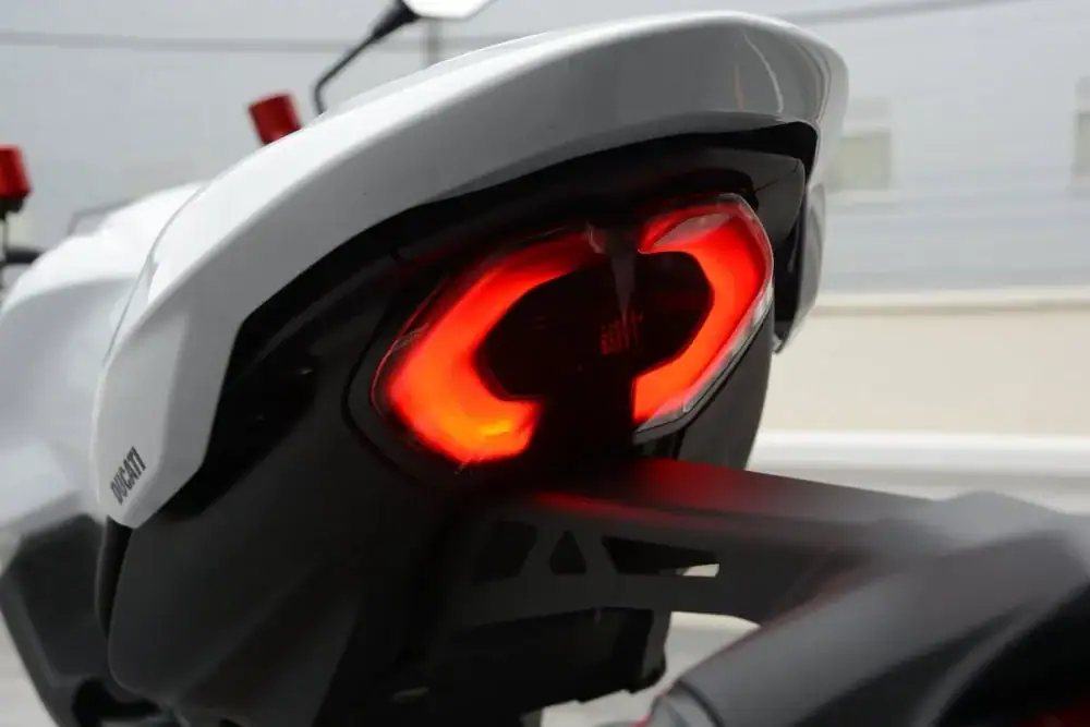第2位:【ドゥカティ】400ccサイズに890ccエンジン!反則級の「モンスター+」