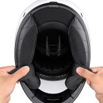 内装はスムーズな着脱と首元までソフトに包み込まれる心地よいフィット感を実現