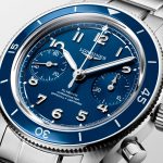 印象的なブルーダイアルに、ブルーセラミック製インサートとカウントダウンタイマーを備えた双方向回転ベゼルを組み合わせている