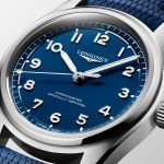 洗練されたミニッツトラックが明瞭さを高め、シルバーカラーの針とアプライドのアラビア数字インデックスが鮮明なコントラストを生み出し、あらゆる状況で優れた視認性を確保