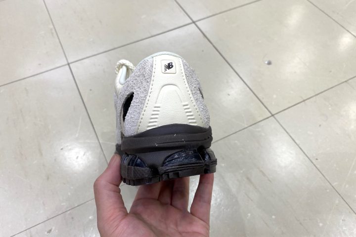 【革靴とスニーカーの突然変異】ニューバランスがモカシンの常識を完全に変えた!カウ柄×ハイテク底の「1890A」をエディターが試し履き