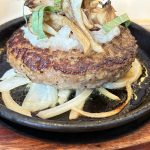 人気の黒×黒ハンバーグは、肉汁感がすごかった！