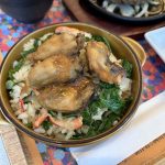 醤油とバターの香る牡蠣と国産紅ずわい蟹入りがたっぷり入ったピラフ