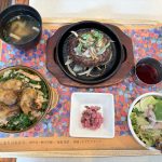 牡蠣と蟹の和風ピラフ＆黒×黒ハンバーグ きのこ添え ～藍茜使用ワインソース～（サラダ・味噌汁・漬物付）