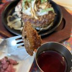 醤油やみりんベースのソースに、日本ワイン「藍茜」を店舗で合わせている