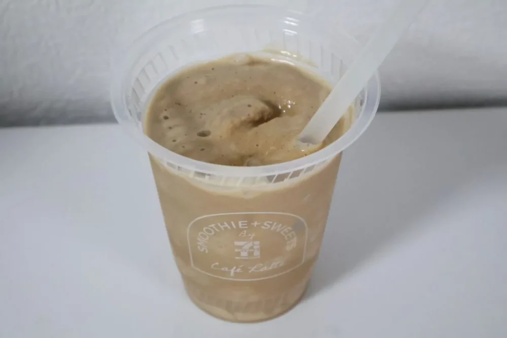 第1位　「セブンの新感覚スムージー」かつてない不思議食感！今しか飲めない“カフェラテスムージー”をコンビニマニアが実食レポ＆自宅で作る方法を試してみた