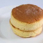 カフェで出てきそうな2段のふっくらとしたパンケーキ