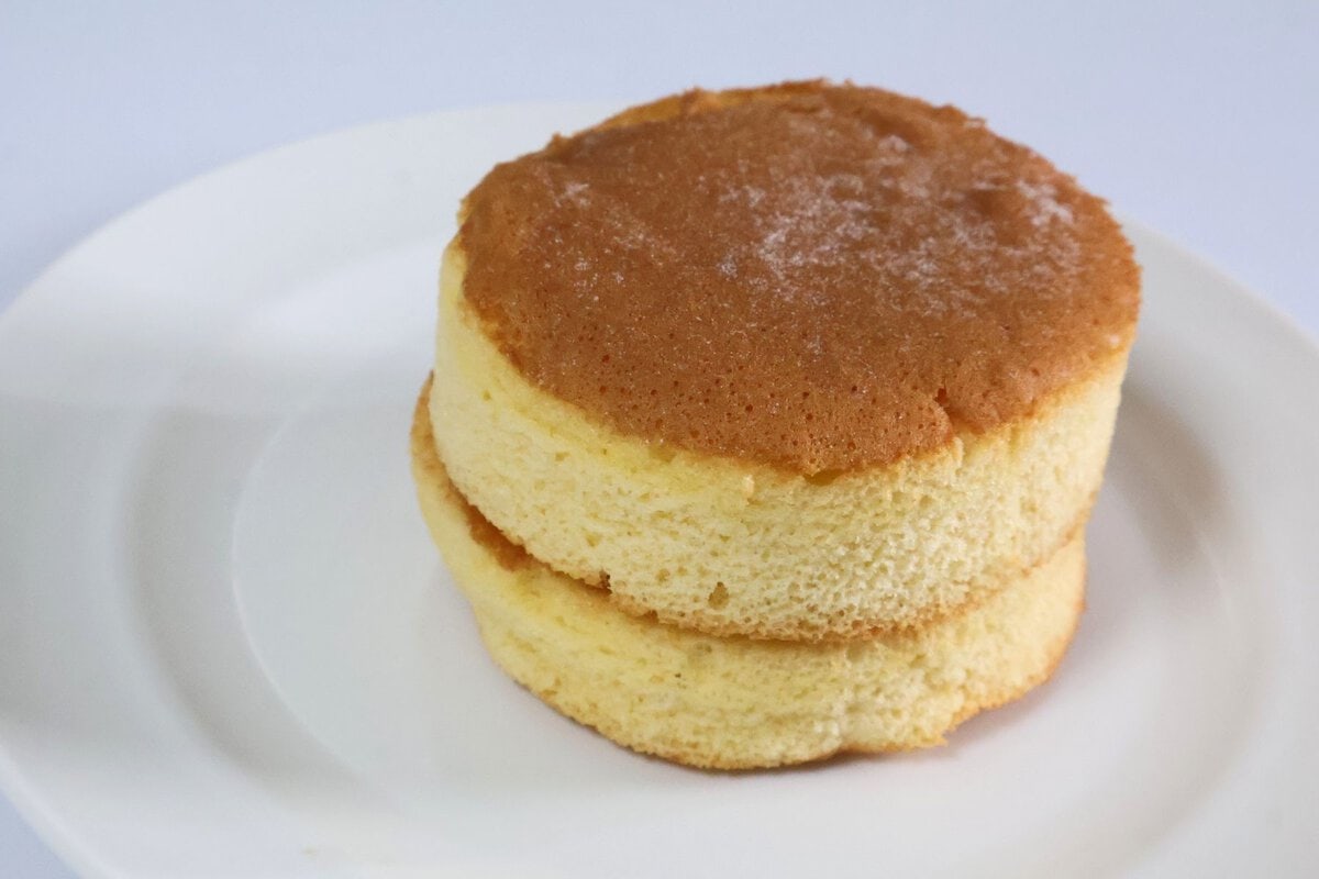 カフェで出てきそうな2段のふっくらとしたパンケーキ