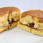 ケーキシロップソースにクリームがサンドされている