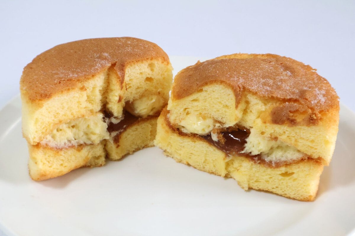 ケーキシロップソースにクリームがサンドされている