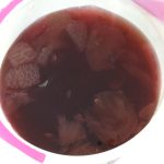 ゼリー状になった蒟蒻畑の中に、ぶどう果肉＆粒こんにゃくが入っている