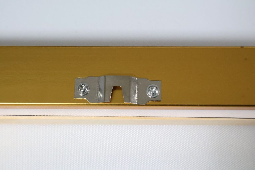 カベにかける金具付き
