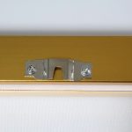 カベにかける金具付き