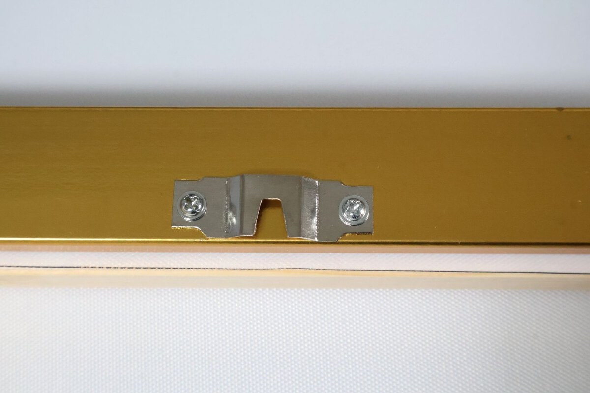 カベにかける金具付き