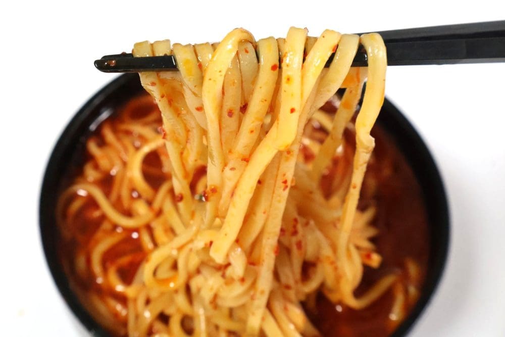 中太麵で辛味がよく絡む